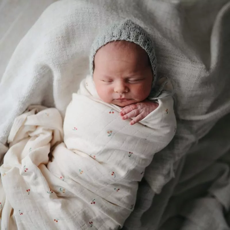 MUSHIE Swaddle (Cherries)