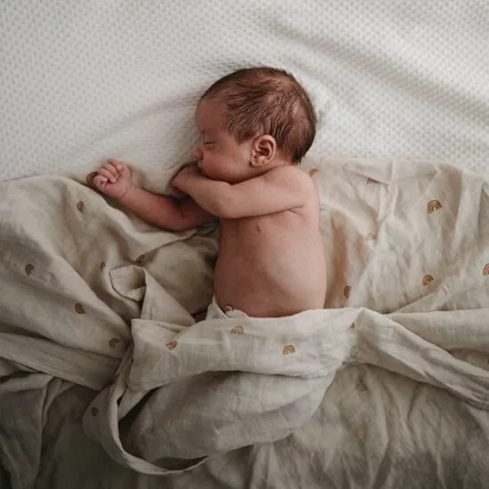 MUSHIE Swaddle (Rainbows)