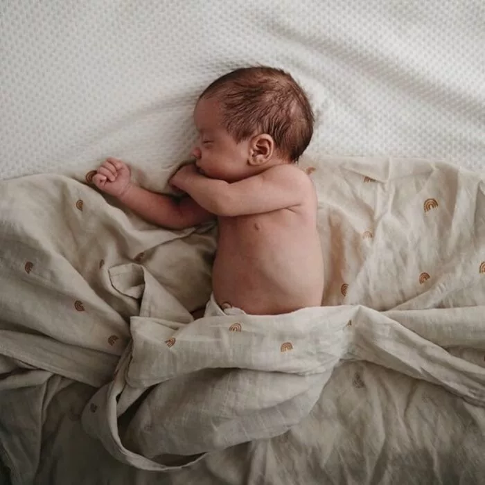 MUSHIE Swaddle (Rainbows)